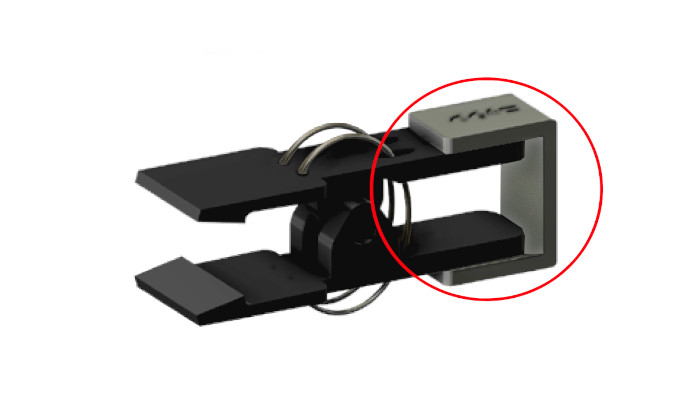 クリップ固定具で挟みクリップの挟む部分を広げて固定している様子