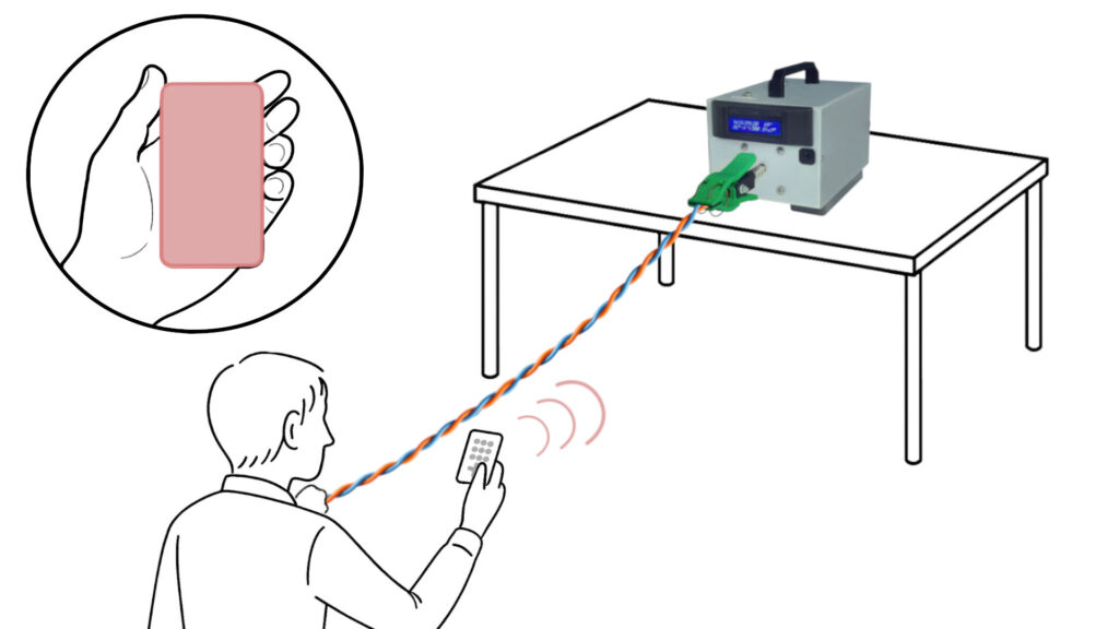 手のひらサイズのリモコンでねじろううくん・ねじろうくんBTを遠隔操作している様子を紹介