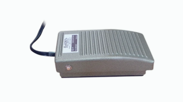 フットスイッチの紹介。本体は金属製で、奥のケーブル側に踏み込むことで動作します