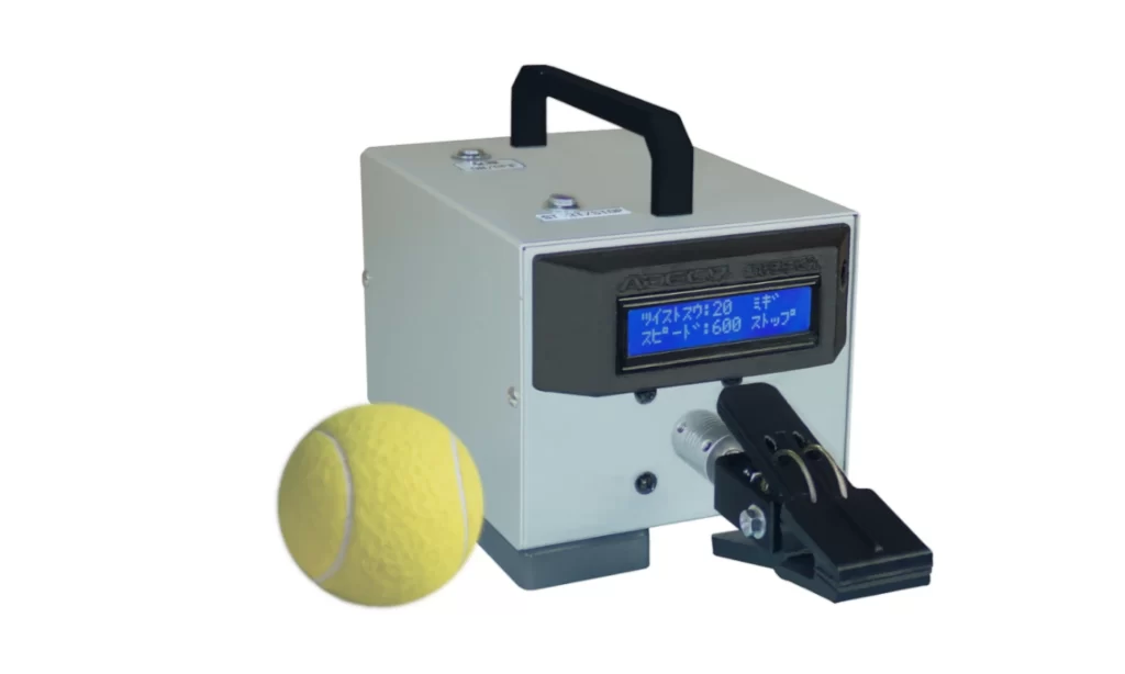 ねじろうくんとテニスボールとのサイズ比較。テニスボール２個弱の横幅で、とてもコンパクトです。