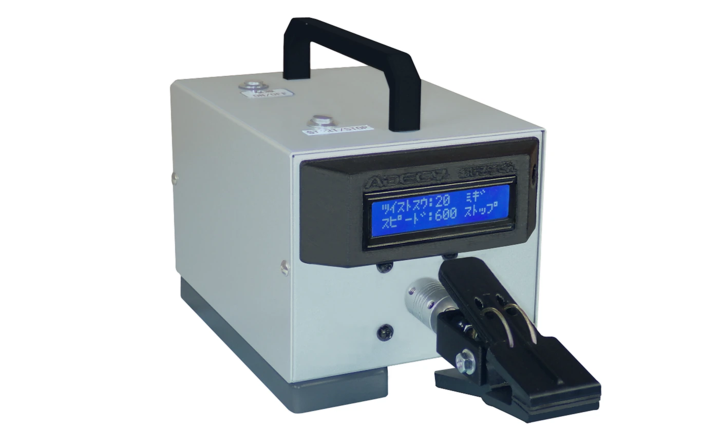 ねじろうくん紹介画像。直方体のコンパクトボディに上部には取っ手、上部前側にはスタート・ストップ簿ボタン。奥には電源ボタンがあります。本体前面部にはツイスト数やスピード表示のあるLCDパネル。その下にはワイヤーを挟むクリップがついています。